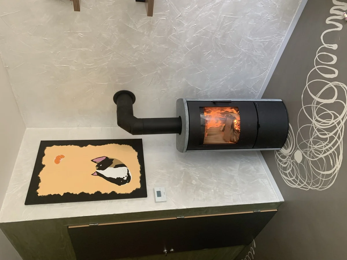 Válcová kamna v obývacím pokoji – Přerov